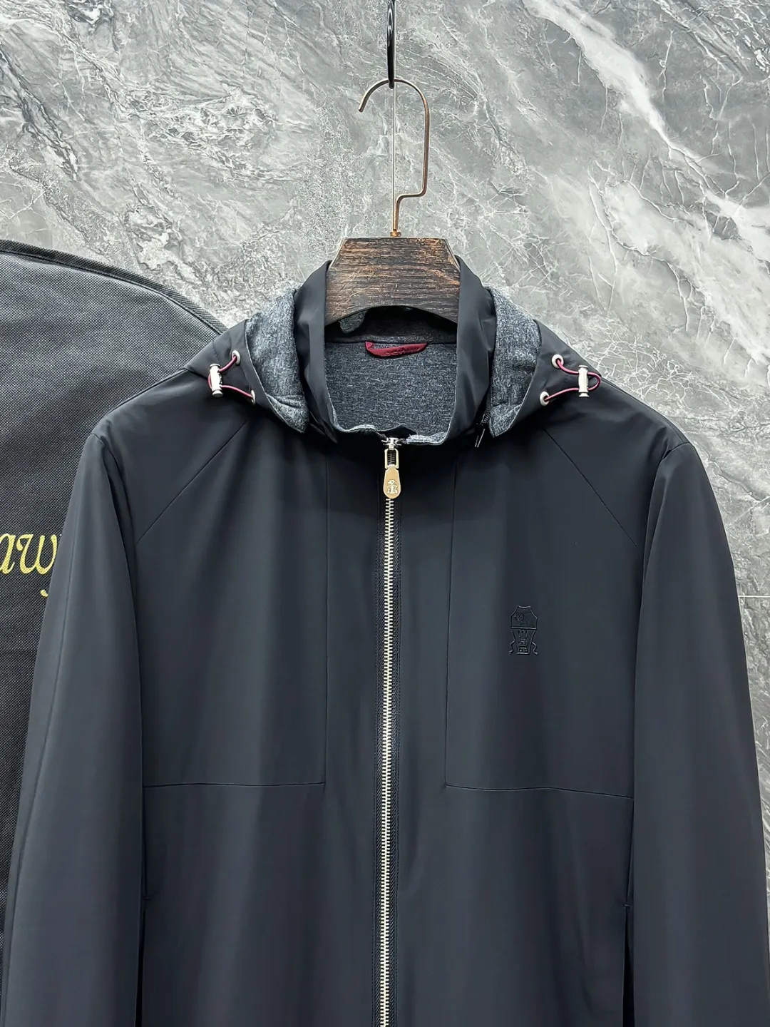 🌟49 BC Brunello Cucinelli 26 Autumn and Winter Hooded Jacket. Conventional design and tailoring with a personalized and fashionable style. The streamlined jacket will never go out of style. The inspiration continues from the century-old Classic Series. There is no doubt about the style and practicality, and high quality control! Amide nylon fiber fabric, also known as nylon fabric, has an extremely delicate oily texture. It has a high elastic recovery effect, is anti-wrinkle, windproof, sunproof and waterproof, making it a wardrobe favorite in autumn and winter. The decorative design of the brand's double-ended chiseled zipper is full of sunshine and vitality, and the shape and color control are perfect and irresistible. Single color: Black Sizes: M L XL 2XL 3XL